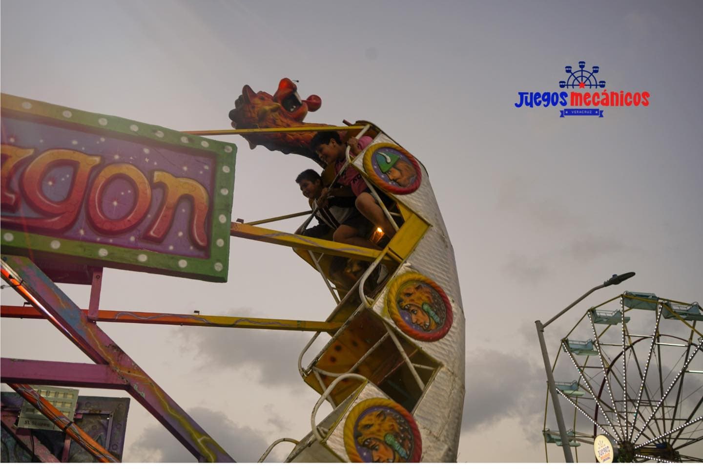 Dragón mecánico grande para niños