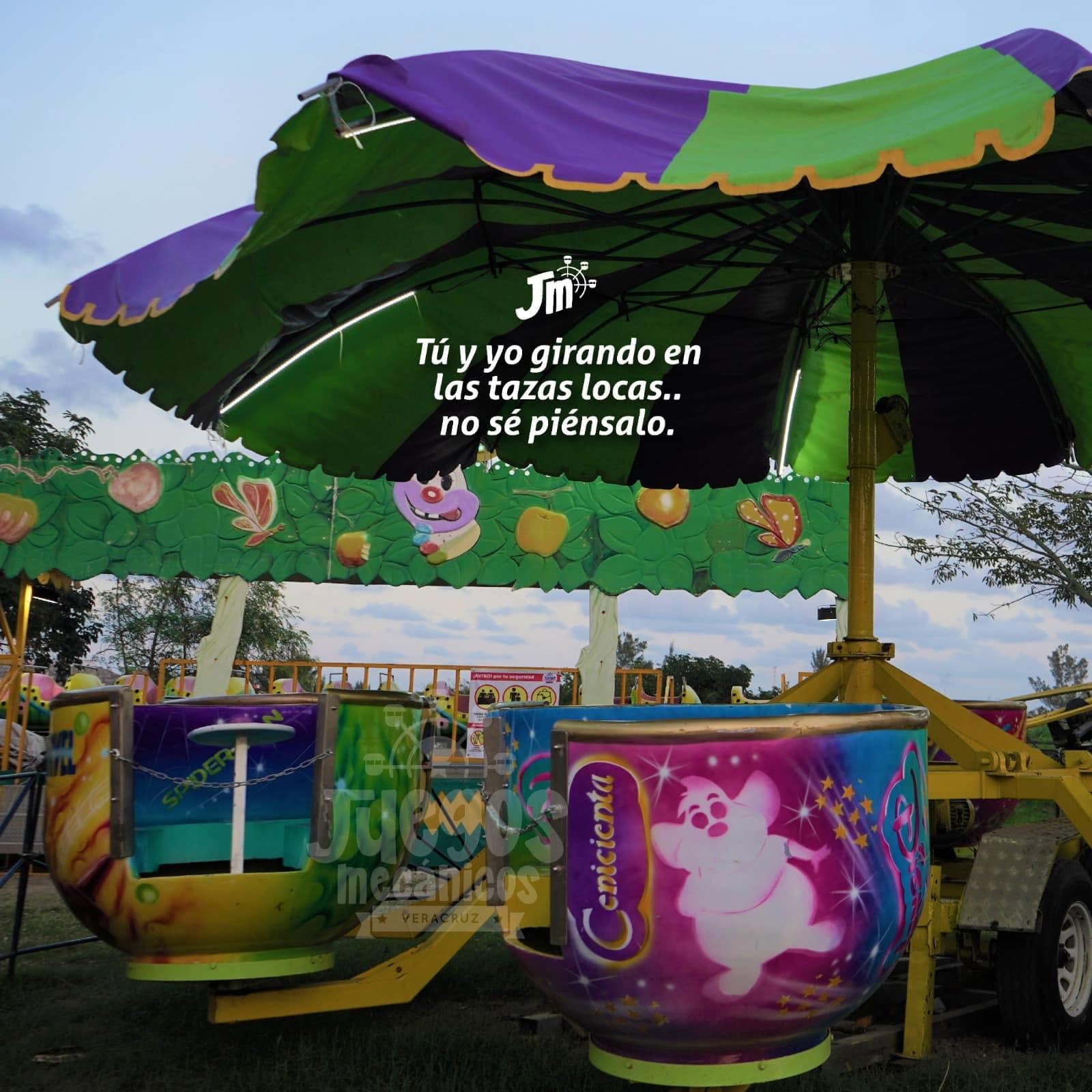 Tazas locas giratorias con niños disfrutando